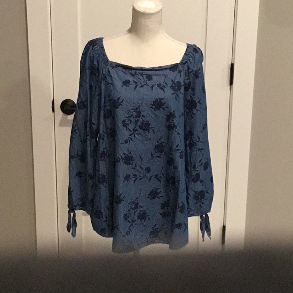 Light denim-look flower print casual top